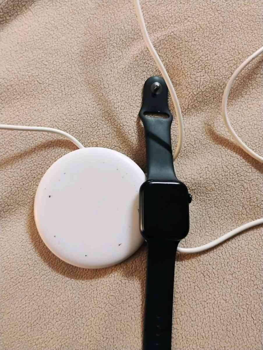 Series 8 Apple Watch with Universal Apple Charger included - Columbus, Ohio - FleaMarketBay