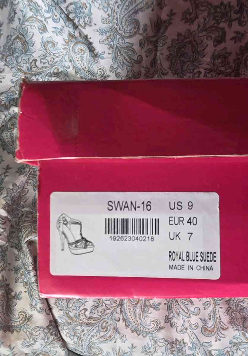 Navy Blue High Heels - Onalaska, Washington - FleaMarketBay