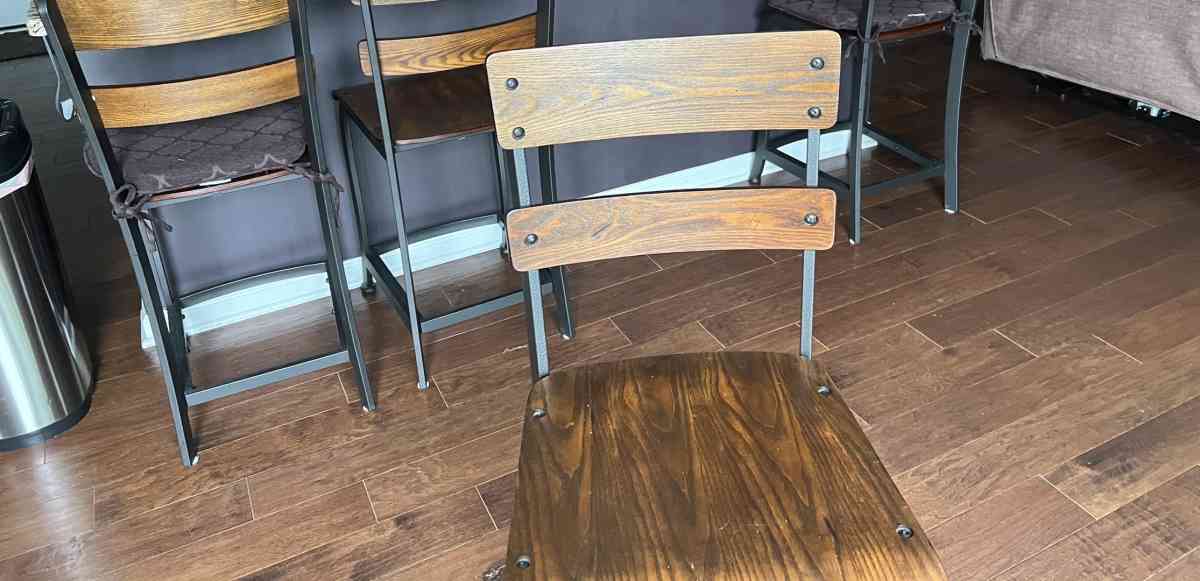 Four Of Yaretzi 25 Counter Bar Stools - Columbia Station, Ohio - FleaMarketBay