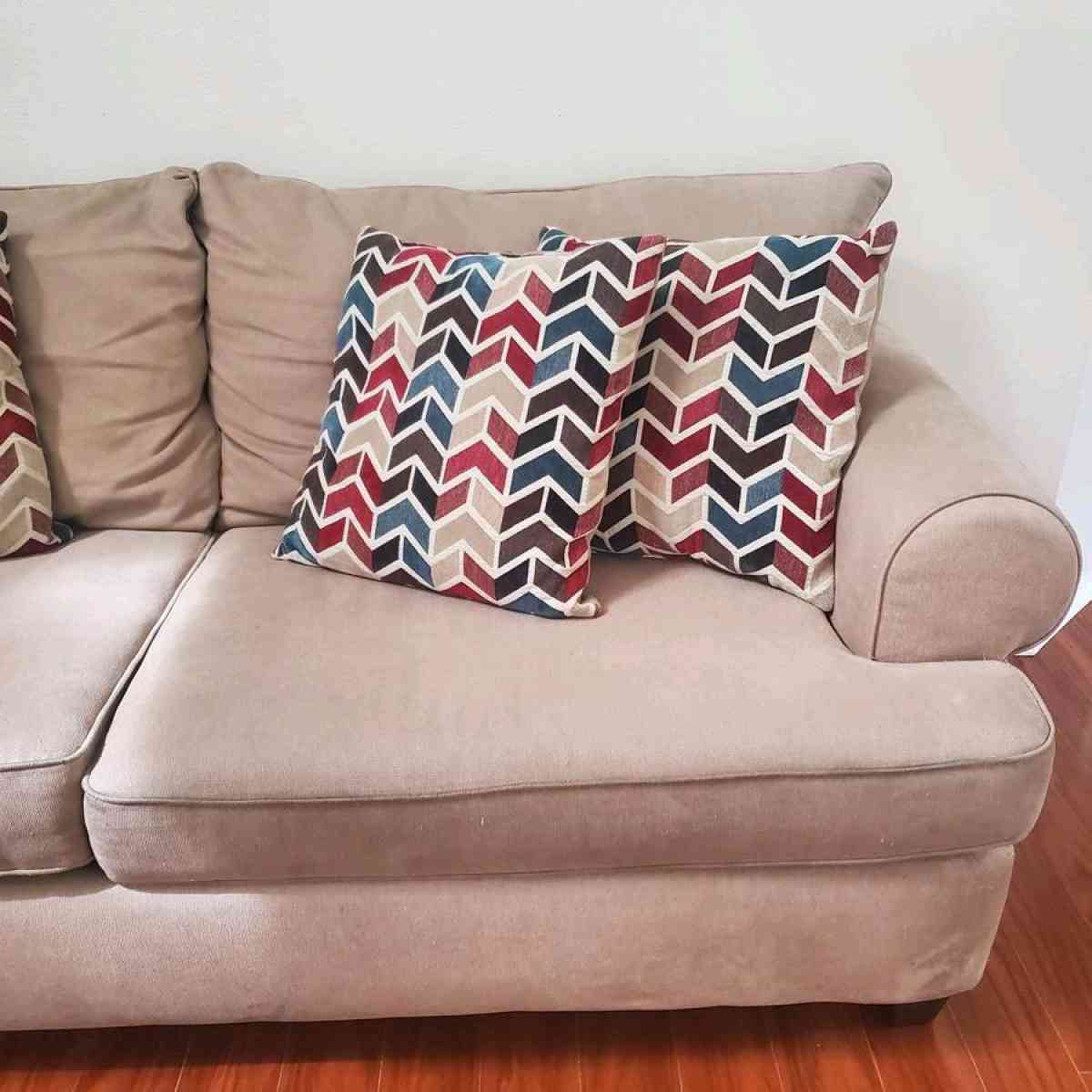 Loveseat Couch With 4 Pillows Read Description - Altamonte Springs, Florida - FleaMarketBay