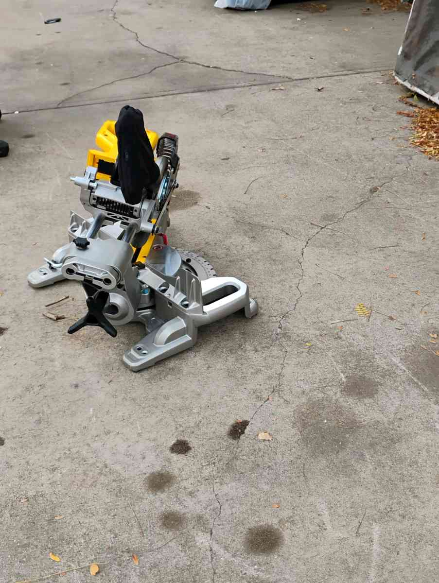 DEWALT 20V MAX 714 in Cordless Sliding Miter Saw with batter - Denver, Colorado - FleaMarketBay