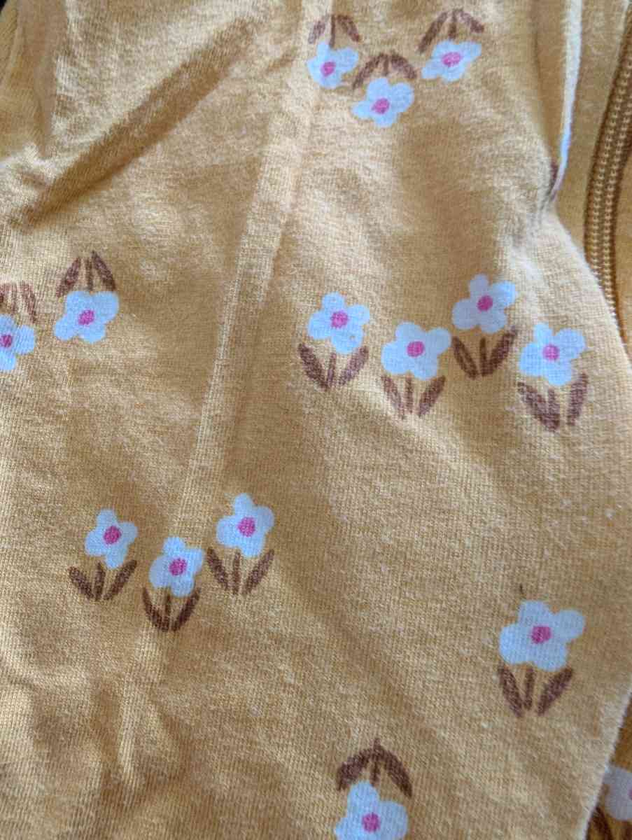Baby yellow sleepsuit with feet 3 to 6 months - Savannah, Georgia - FleaMarketBay
