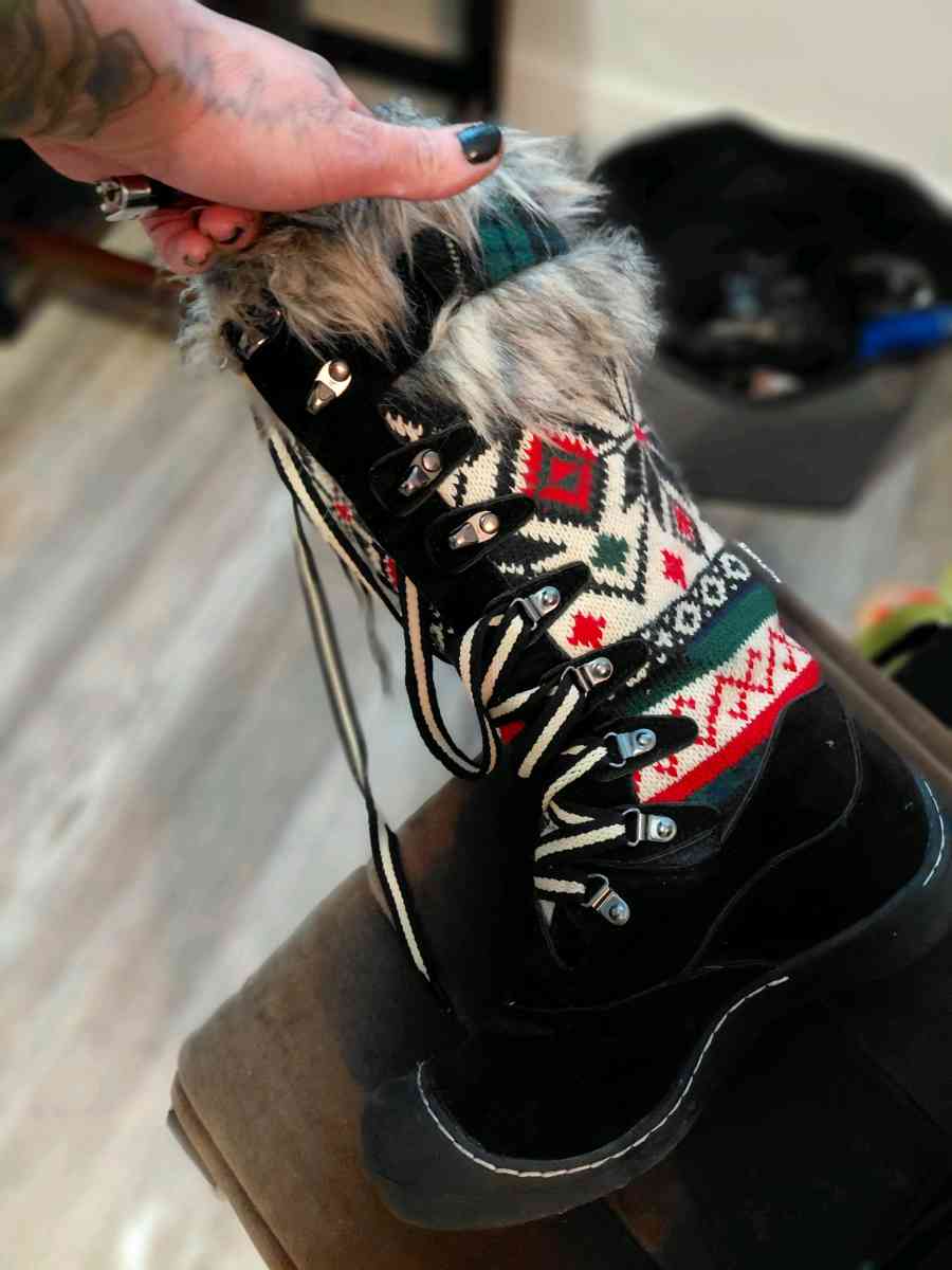 lace up winter boots - Pittsburgh, Pennsylvania - FleaMarketBay