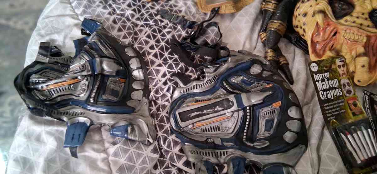 Full predator costume - Hudson, Florida - FleaMarketBay