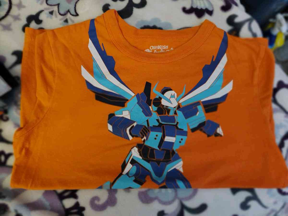 sweaters and tshirts - Davidson, North Carolina - FleaMarketBay