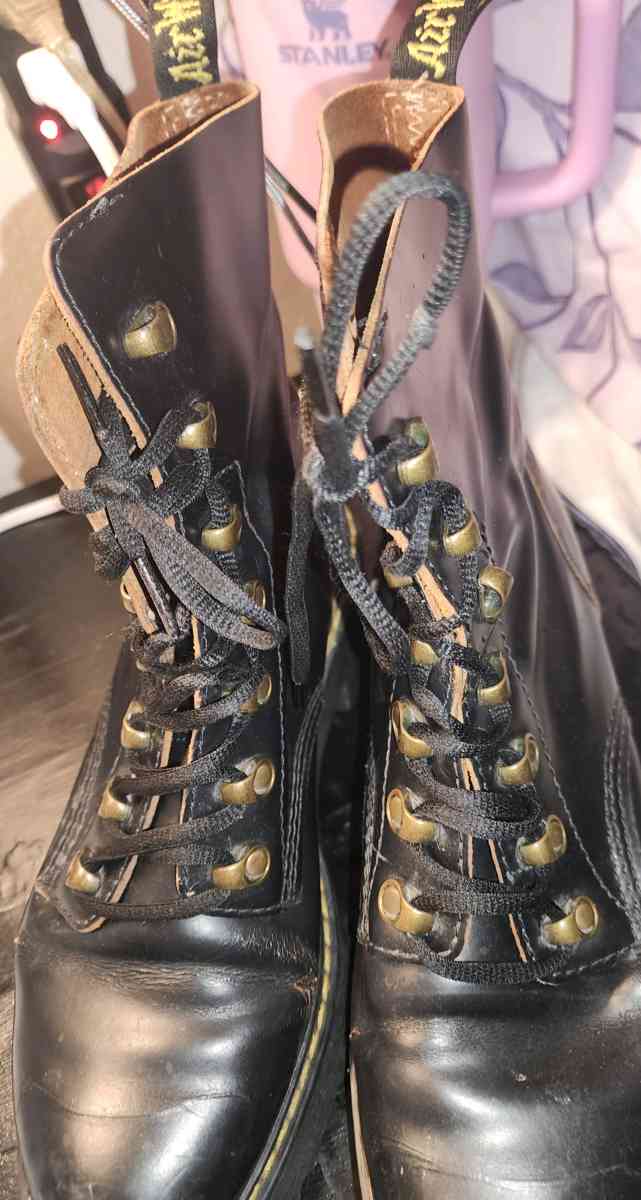 boots doc martens size 9 - Lancaster, California - FleaMarketBay