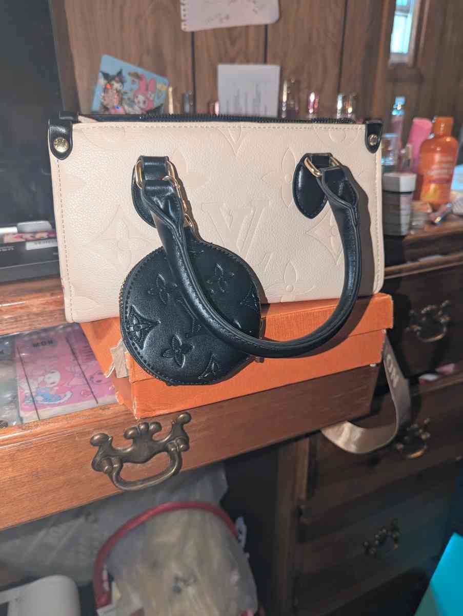 lv purse - Peoria Heights, Illinois - FleaMarketBay
