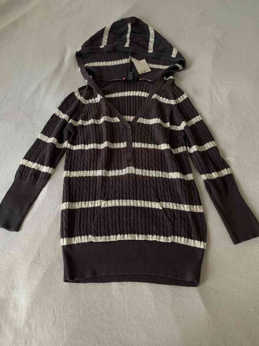 Gray and white striped hooded sweater - Marmora, New Jersey