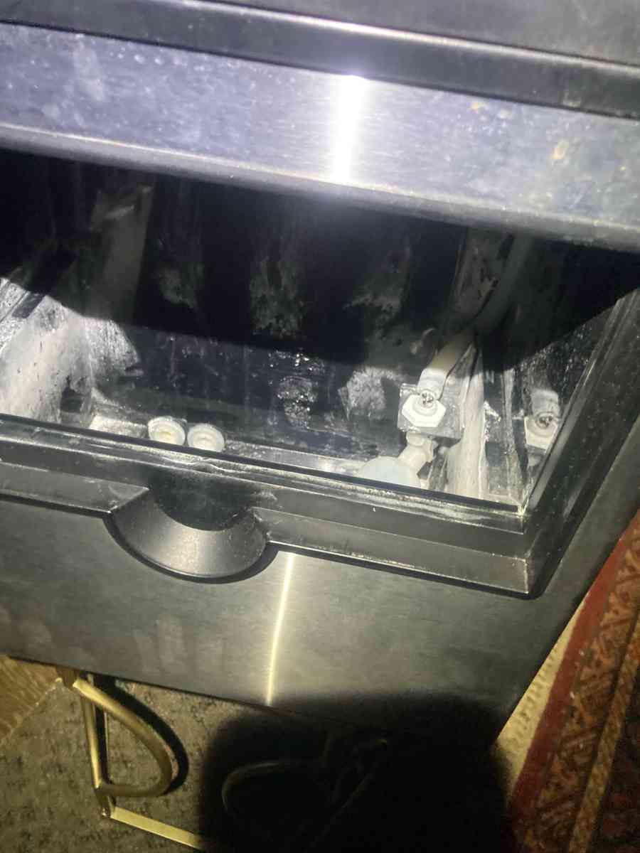 Della Water Dispenser with Ice Maker - Essington, Pennsylvania - FleaMarketBay