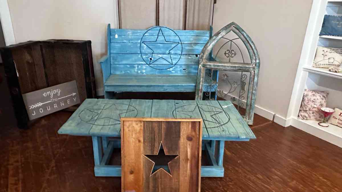 Barnyard bench pew and coffee - Alicia, Arkansas