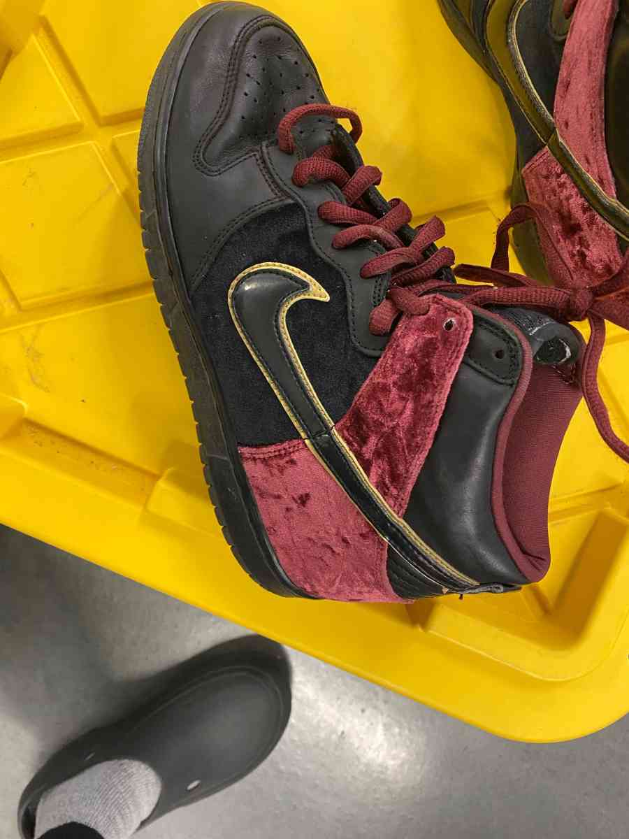 Nike dunks size9 bloody red velvet - Adelanto, California - FleaMarketBay