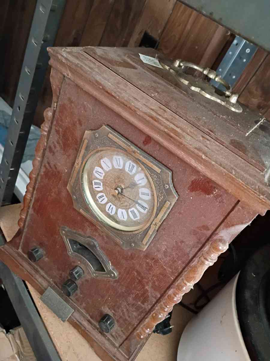 Antique Clock And Radio - Columbia, Missouri - FleaMarketBay