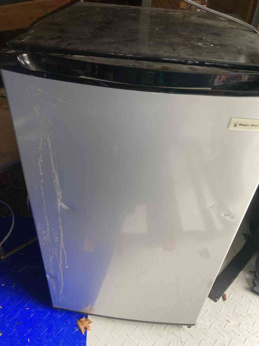 Mini Fridge - Essington, Pennsylvania - FleaMarketBay
