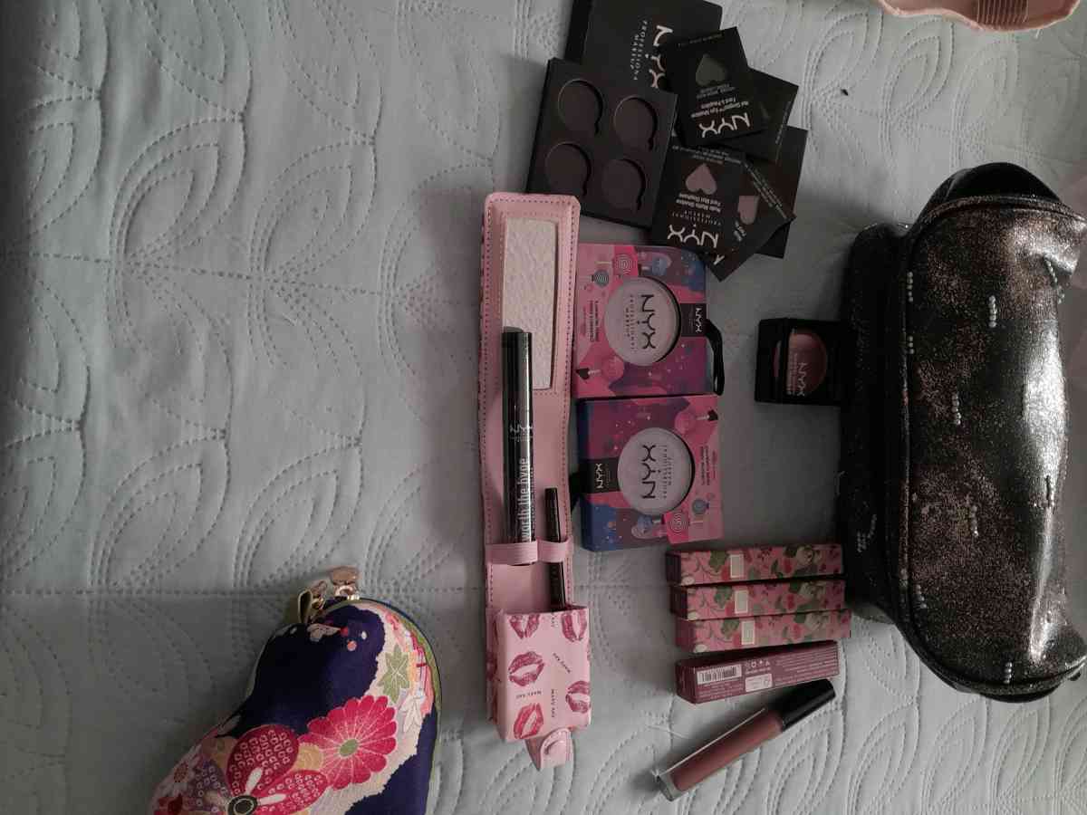 Bundle Ballet gear shoes make up and accessories - Los Angeles, California - FleaMarketBay