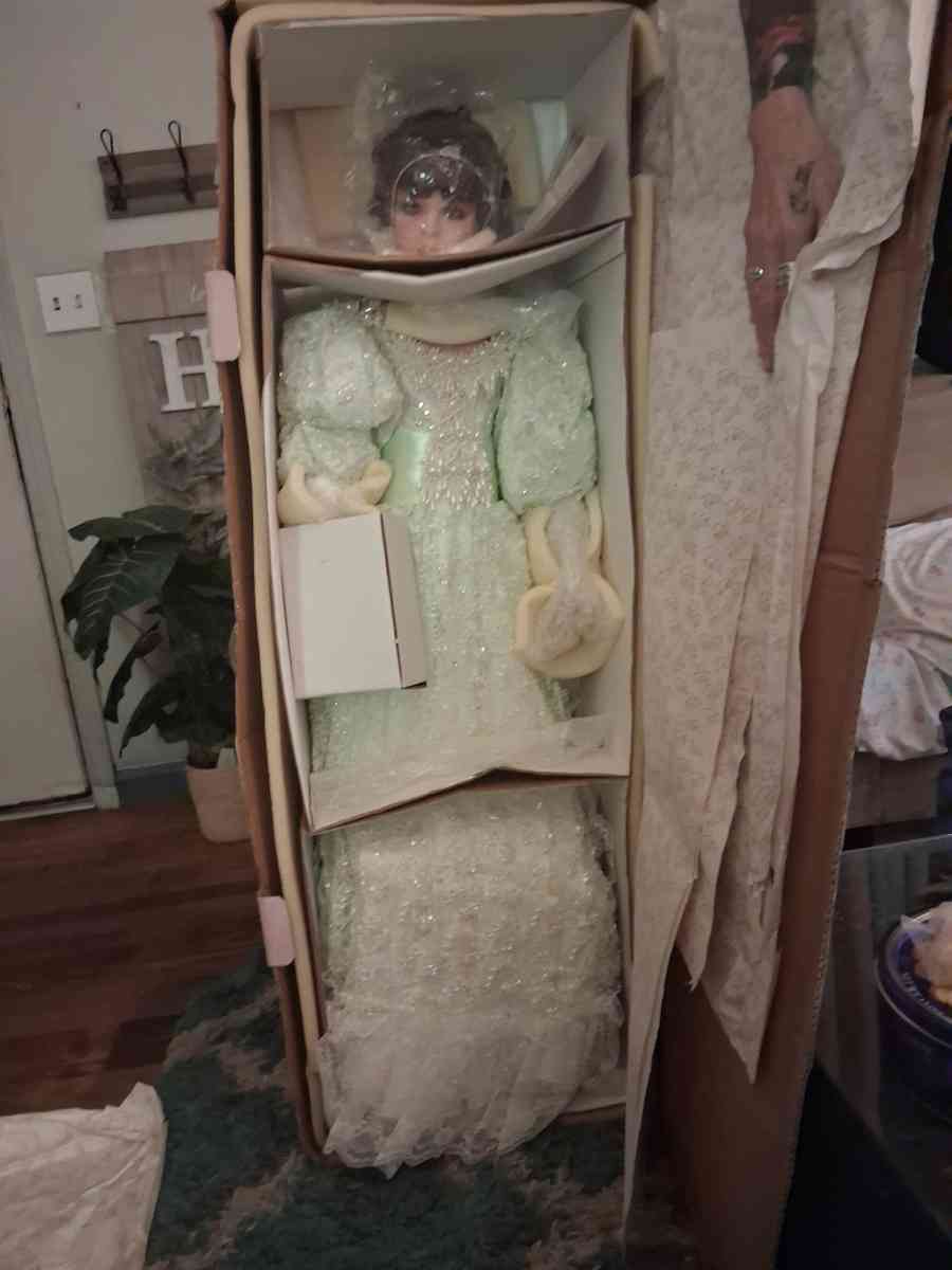 3ft wedding doll - Monroe, Georgia - FleaMarketBay