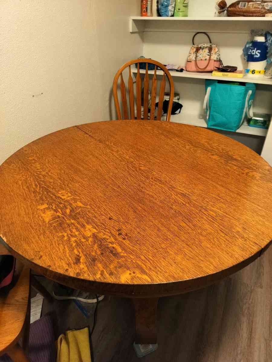 Dinner room table - Apple Creek, Ohio - FleaMarketBay
