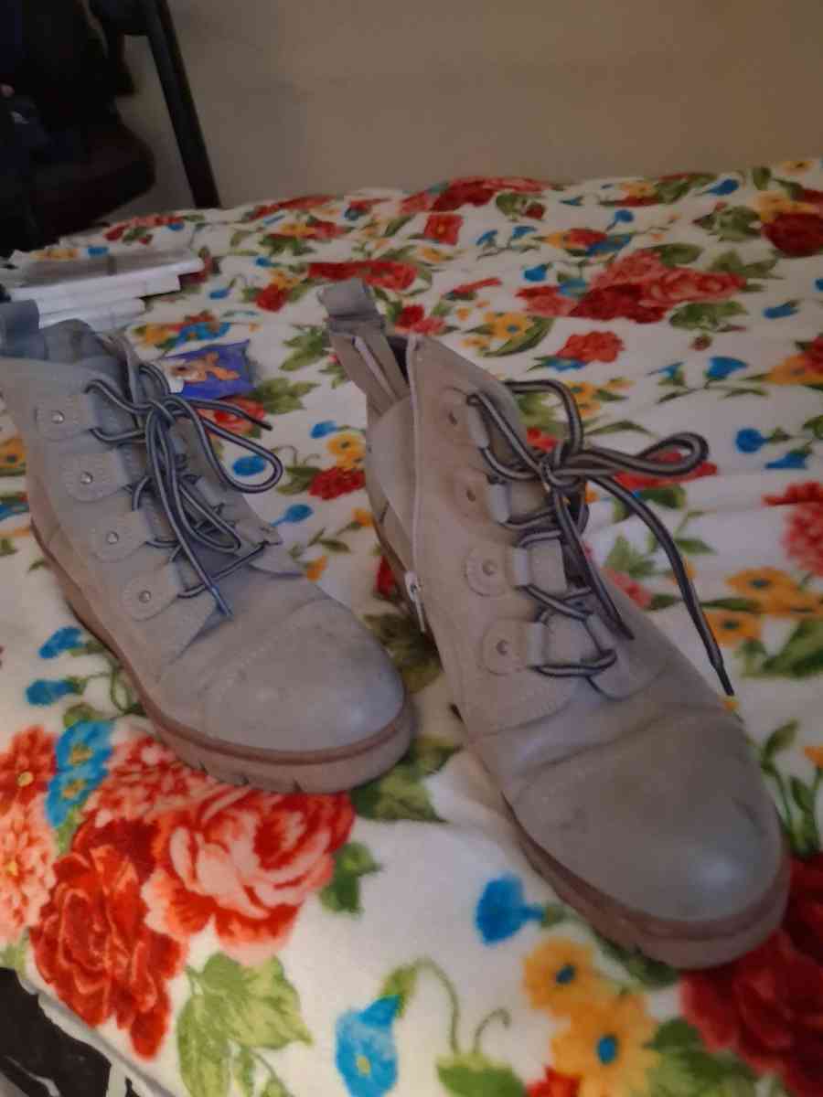 Mia Grant Gray Suede Wedge Boots - Manchester, New Hampshire