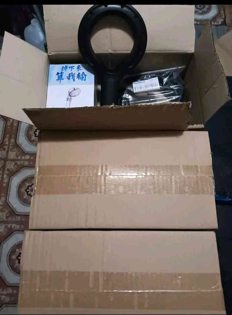 SHOWER HEAD WITH SHOWER HOLES SET - Bronx, New York - FleaMarketBay