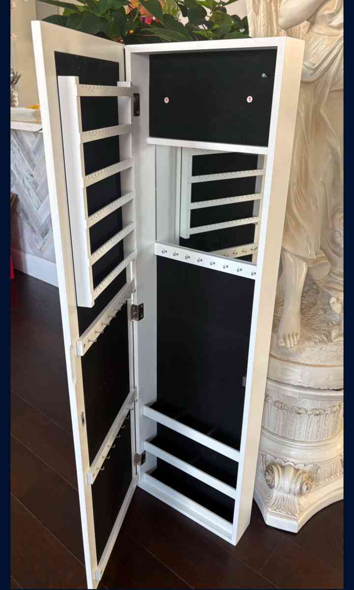 mirror with jewelry storage - Aurora, Colorado - FleaMarketBay