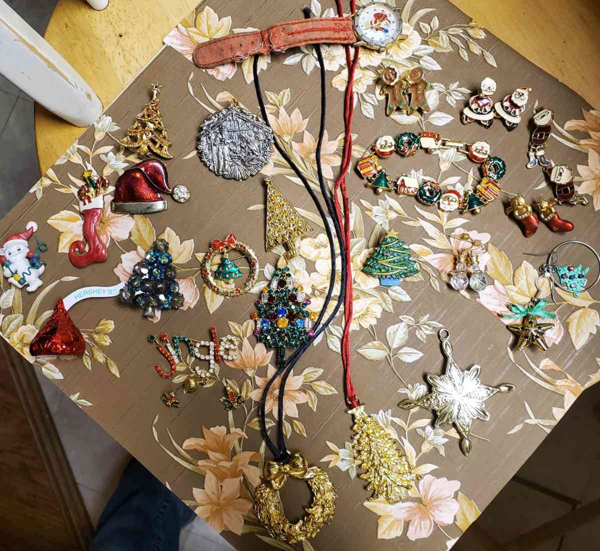 Christmas earrings bracelet pins necklaces broches - Mooringsport, Louisiana