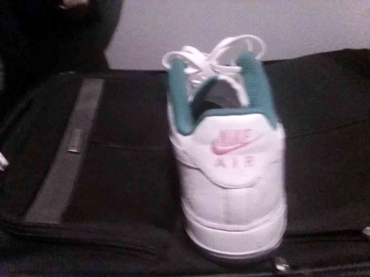 mens Nike tennis shoes size 11 - Benton, Kentucky - FleaMarketBay