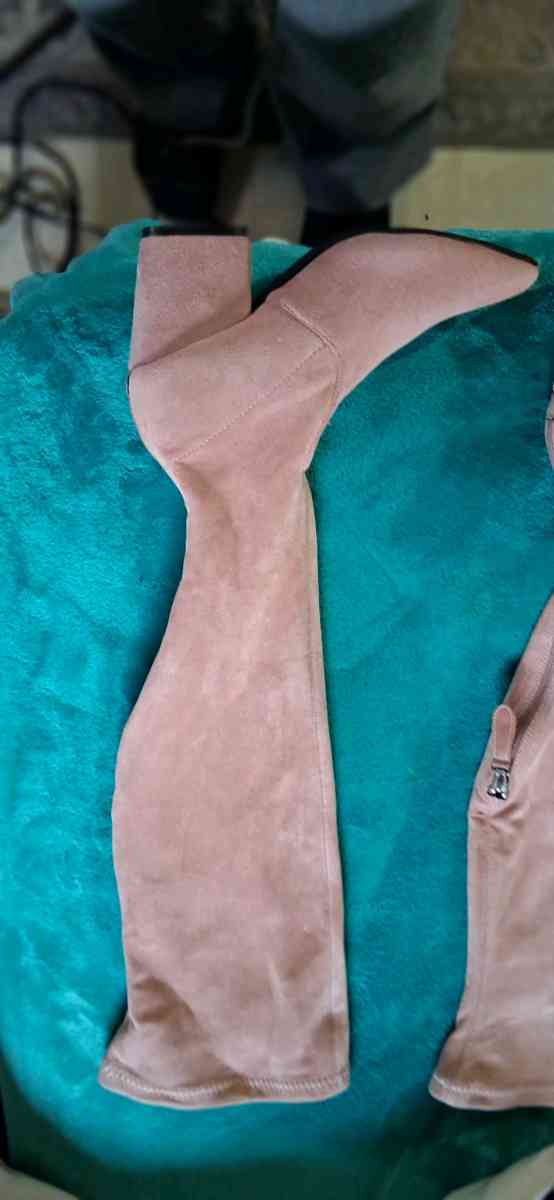 thigh high boots - Hudson, Florida - FleaMarketBay