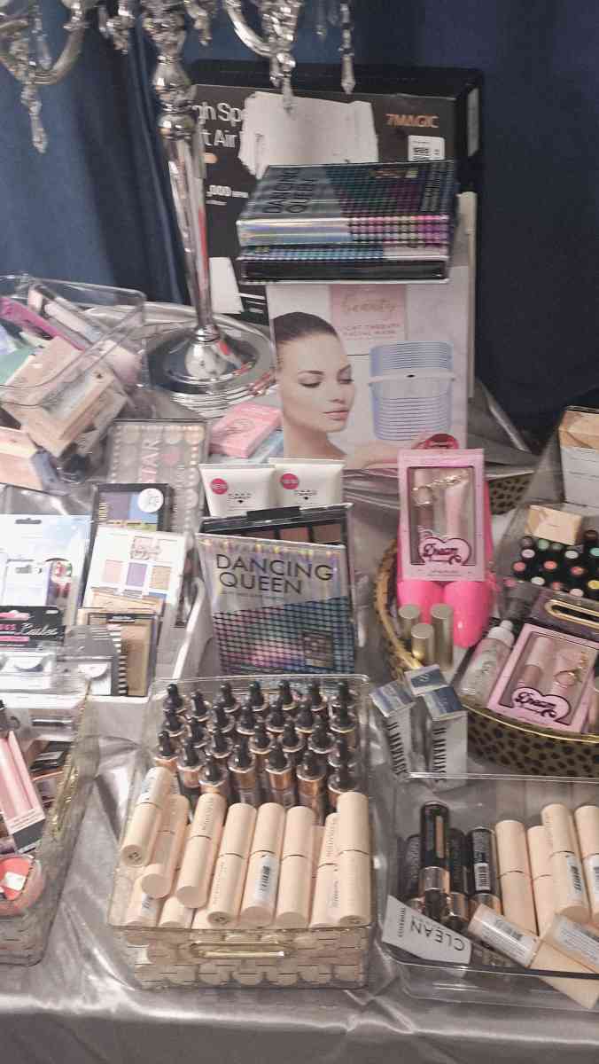 mixed makeup - Santa Clara, California - FleaMarketBay