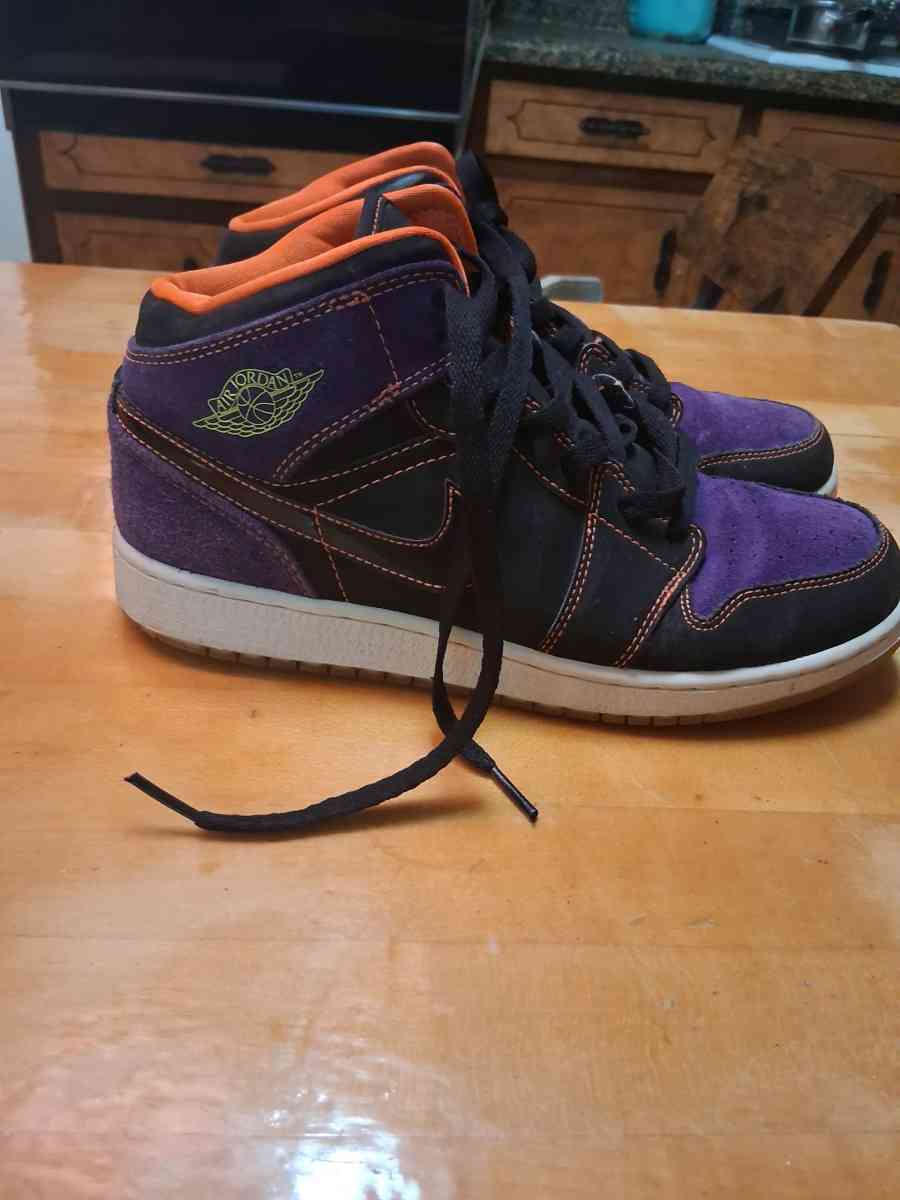 ladies biker jacket and womans jordans - Monroe, Georgia - FleaMarketBay