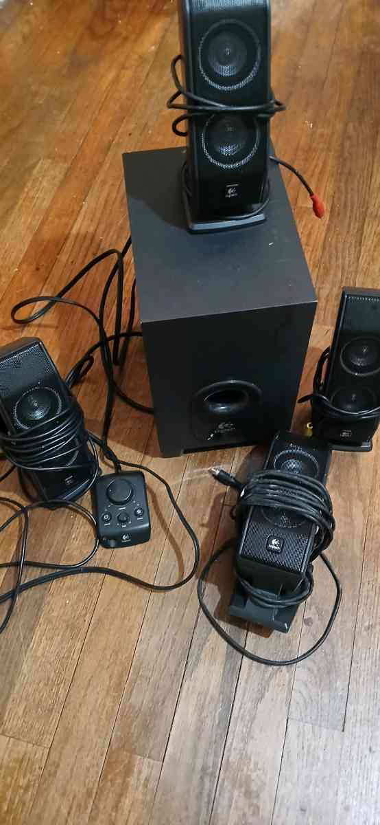 Logitech SubwoferSpeaker set - Bennettsville, South Carolina
