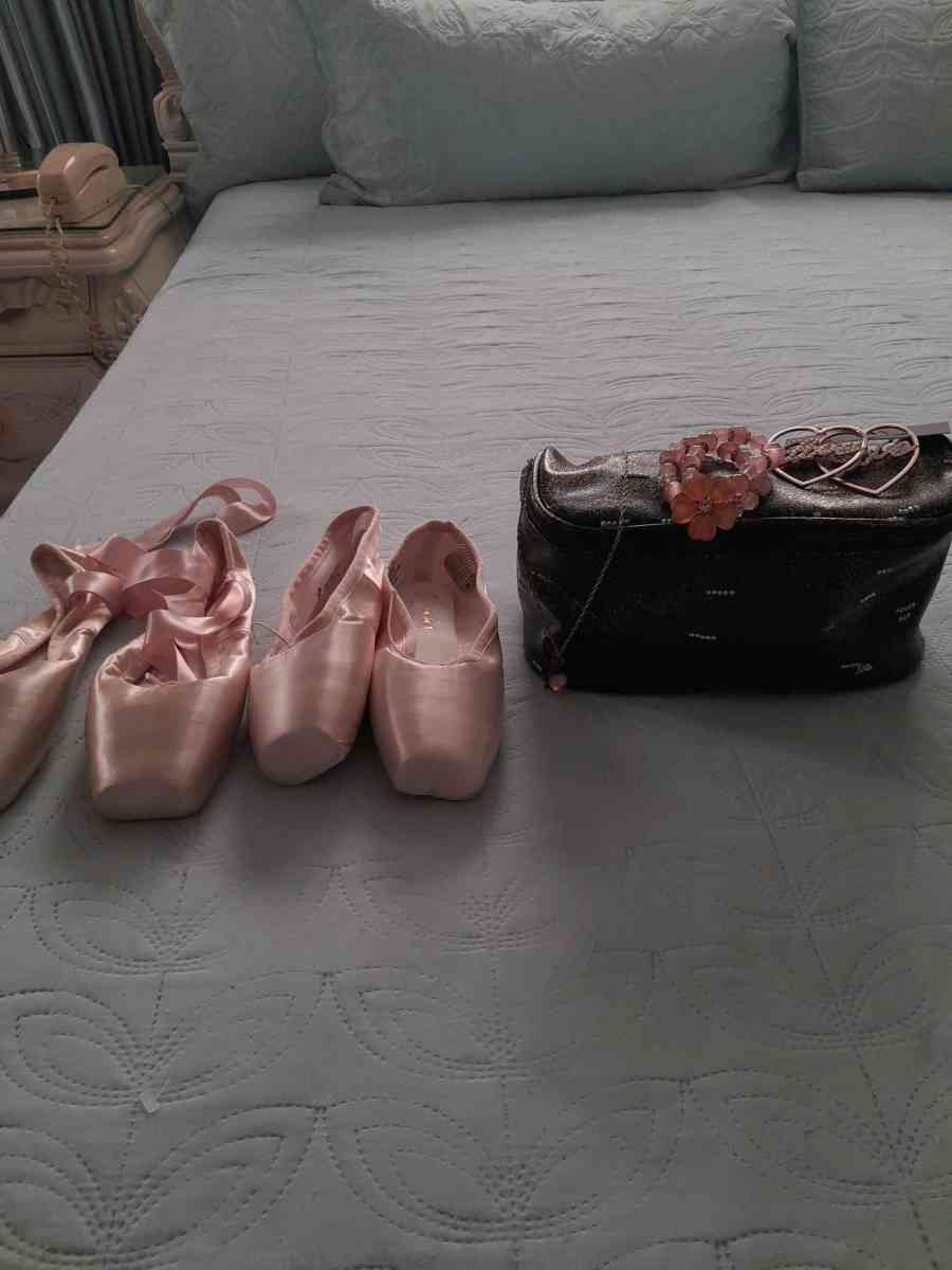 Bundle Ballet gear shoes make up and accessories - Los Angeles, California - FleaMarketBay