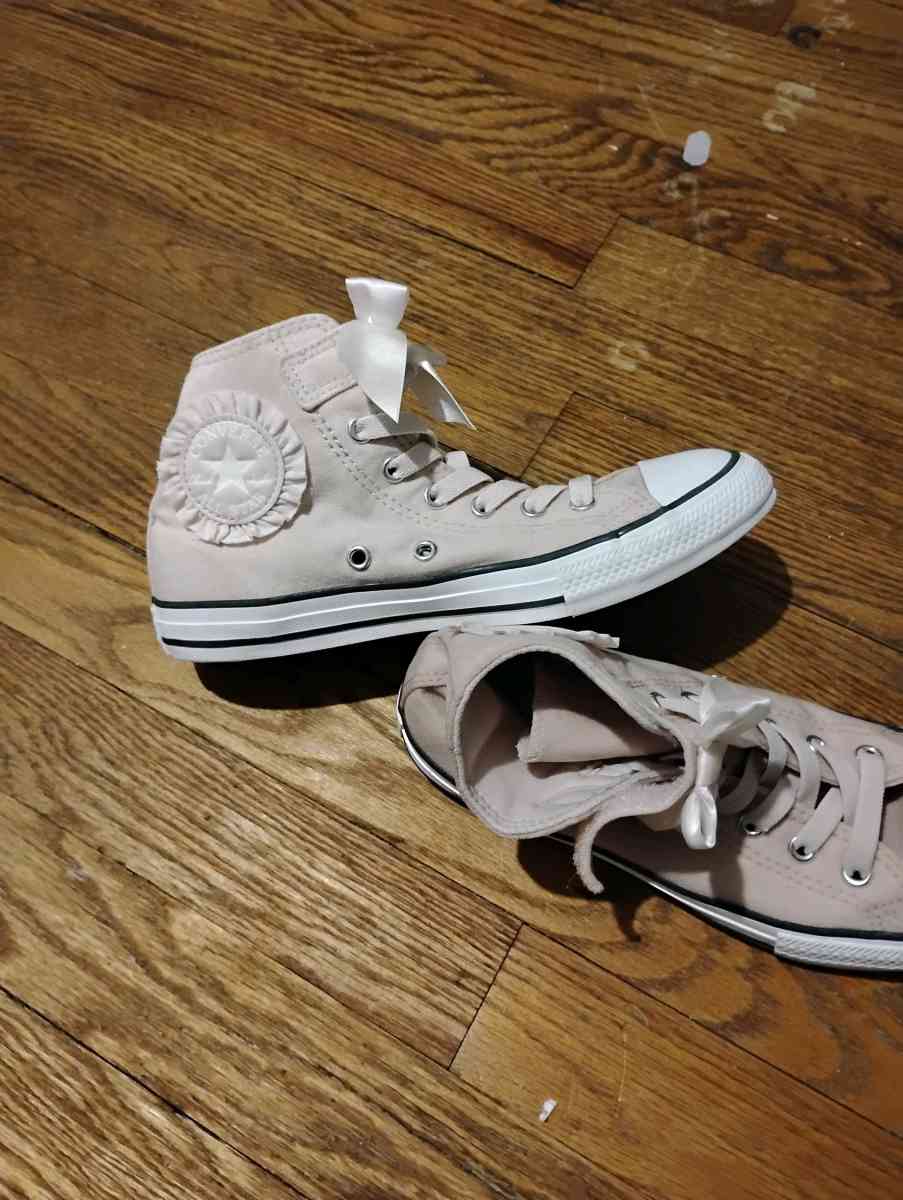 pink converse Chuck Taylor with a bow tie - Dayton, Ohio