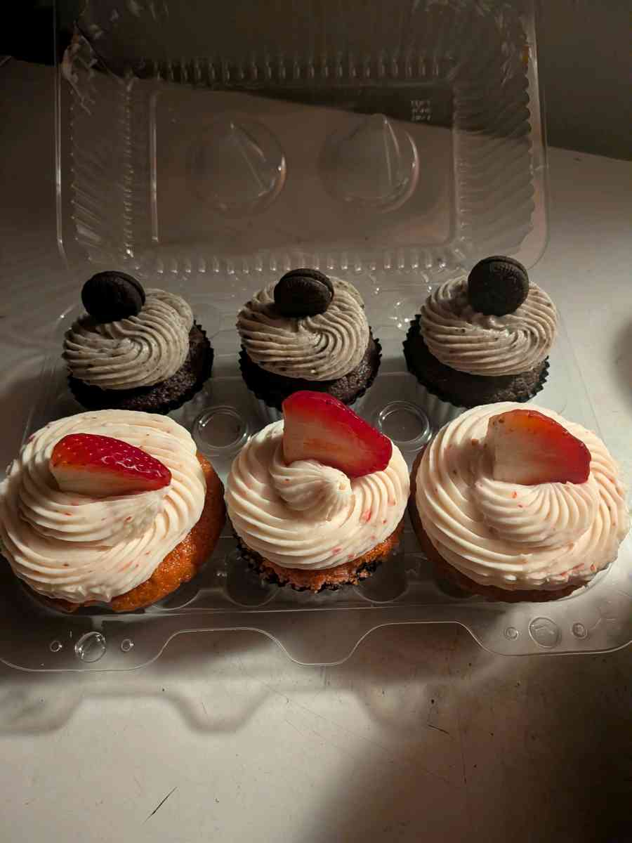 HoodCakes Cupcakes - Bradenton, Florida - FleaMarketBay