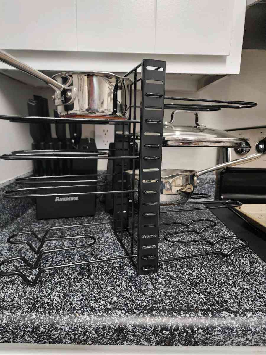 Adjustable pot and lid holder