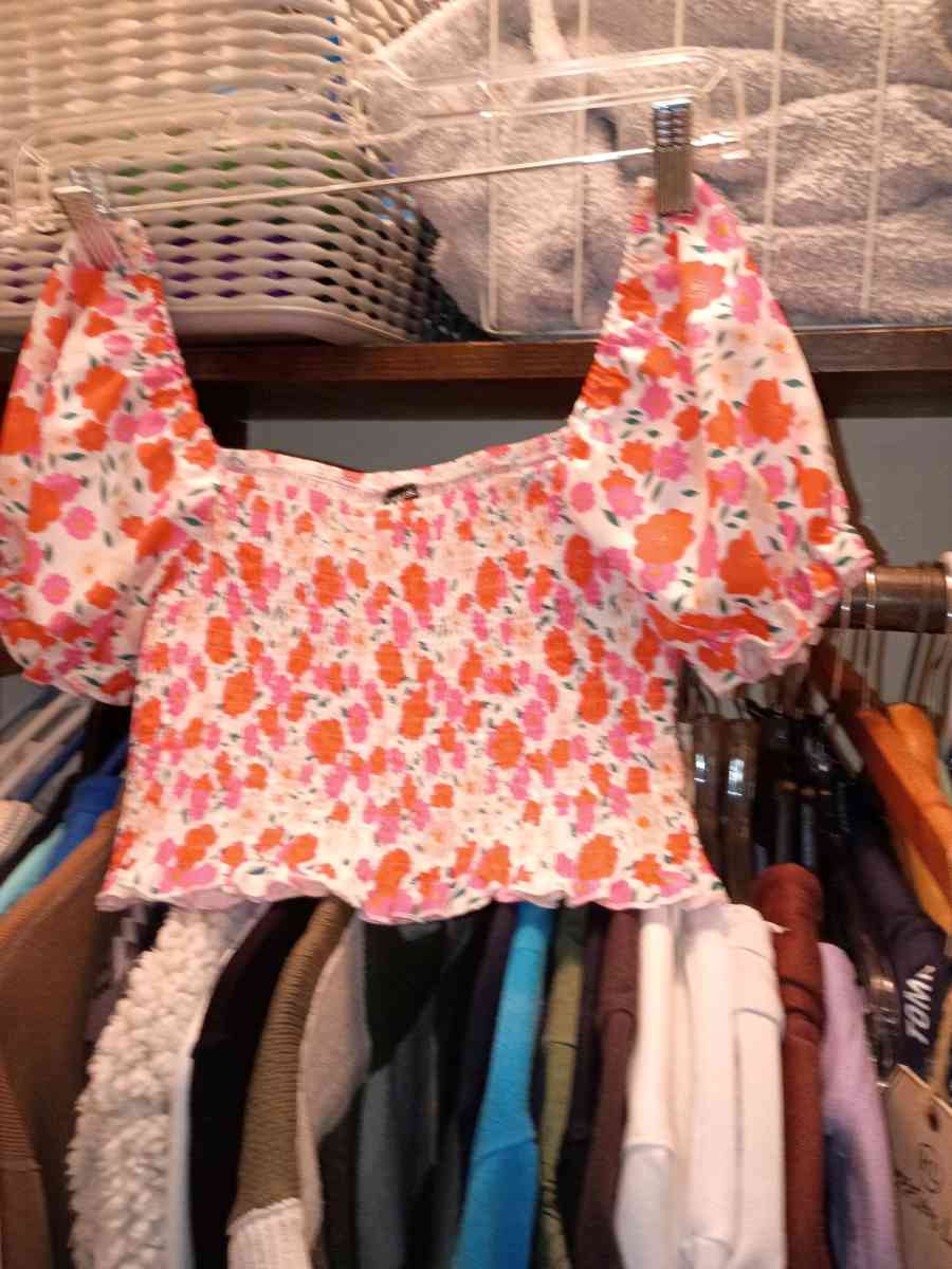 FAIRLY Worn Smaller Womens Cloths - Columbia, Missouri - FleaMarketBay