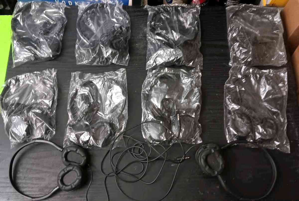 THIN WIRED AUDIO ADJUSTABLE HEADPHONES