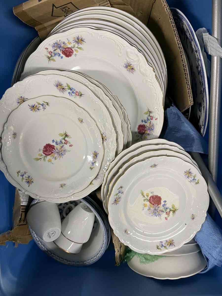 Vintage plates - Metairie, Louisiana - FleaMarketBay