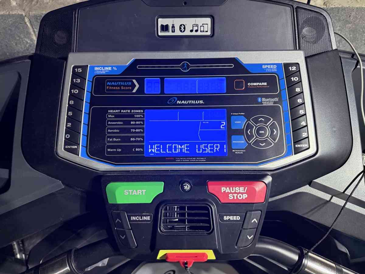 utilus T616 Folding Treadmill  Excellent Condition Barely Us - Middlesex, New Jersey - FleaMarketBay