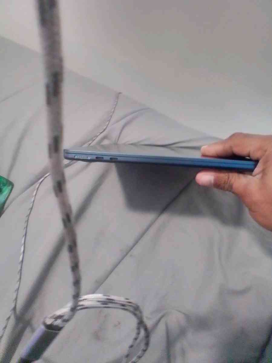 MACBOOK AIR 2025 - Bellevue, Washington - FleaMarketBay