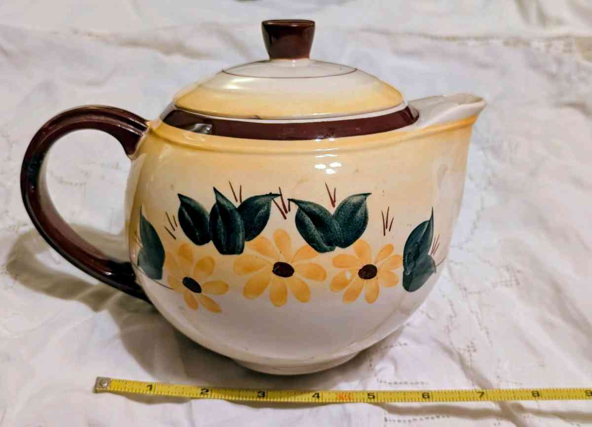 Vintage Black Eyed Susan collectable tea pot pottery - Bennett, North Carolina