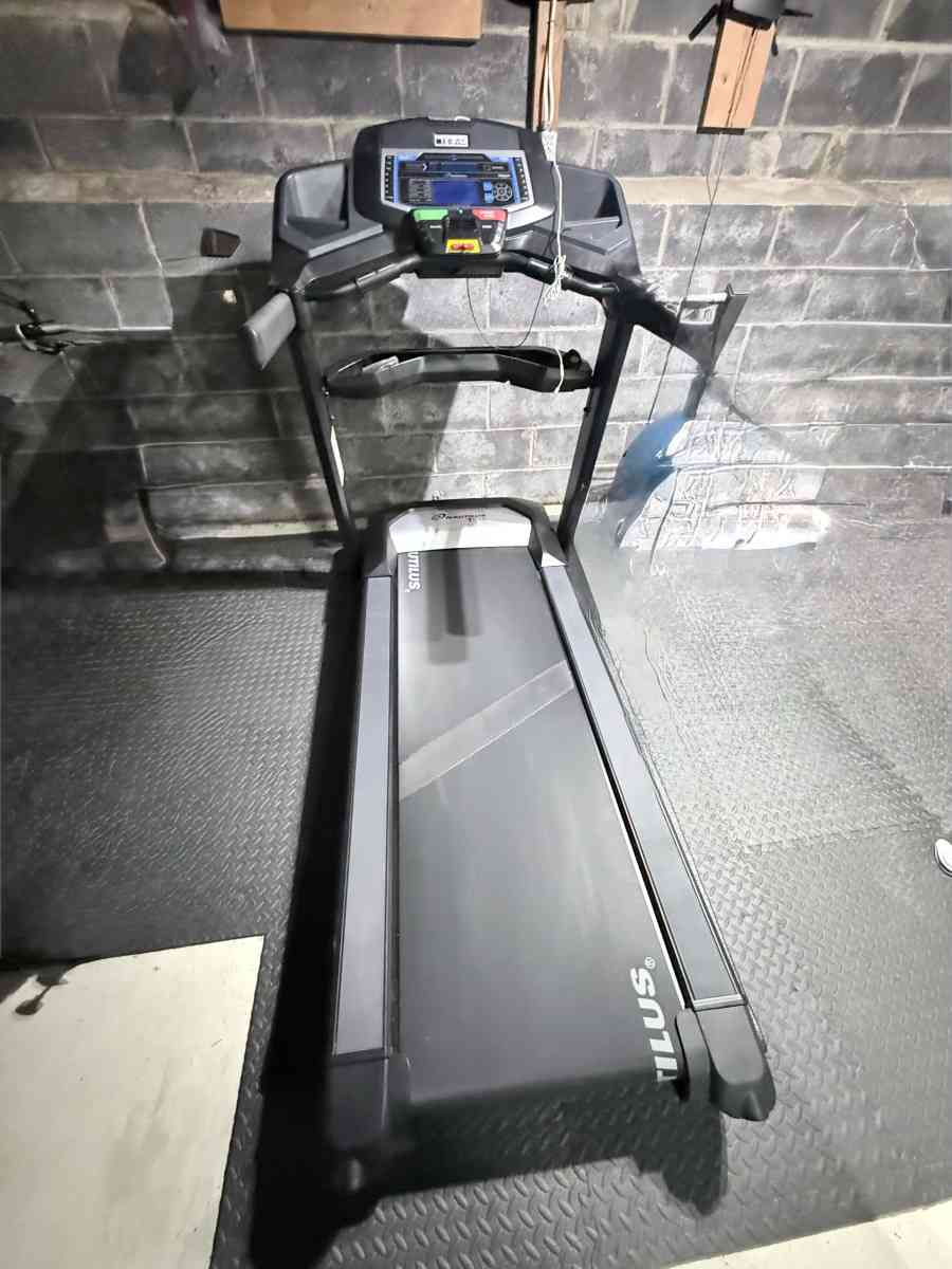 utilus T616 Folding Treadmill  Excellent Condition Barely Us - Middlesex, New Jersey