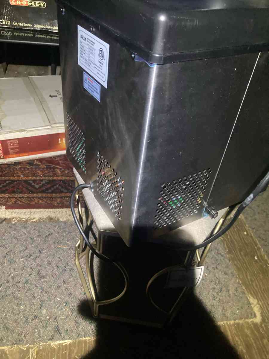 Della Water Dispenser with Ice Maker - Essington, Pennsylvania - FleaMarketBay