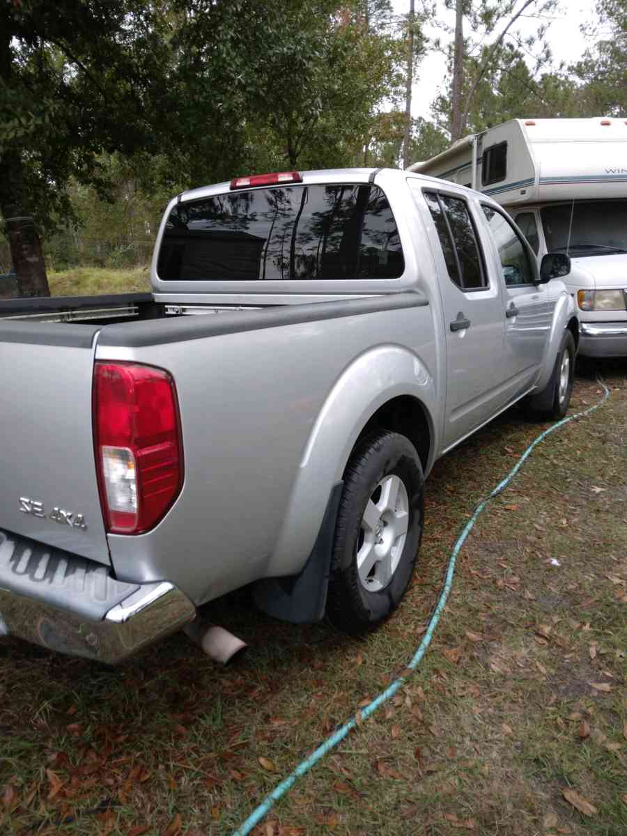 2005 Nissan 4 door crew cab pick up truck V6 - Hastings, Florida