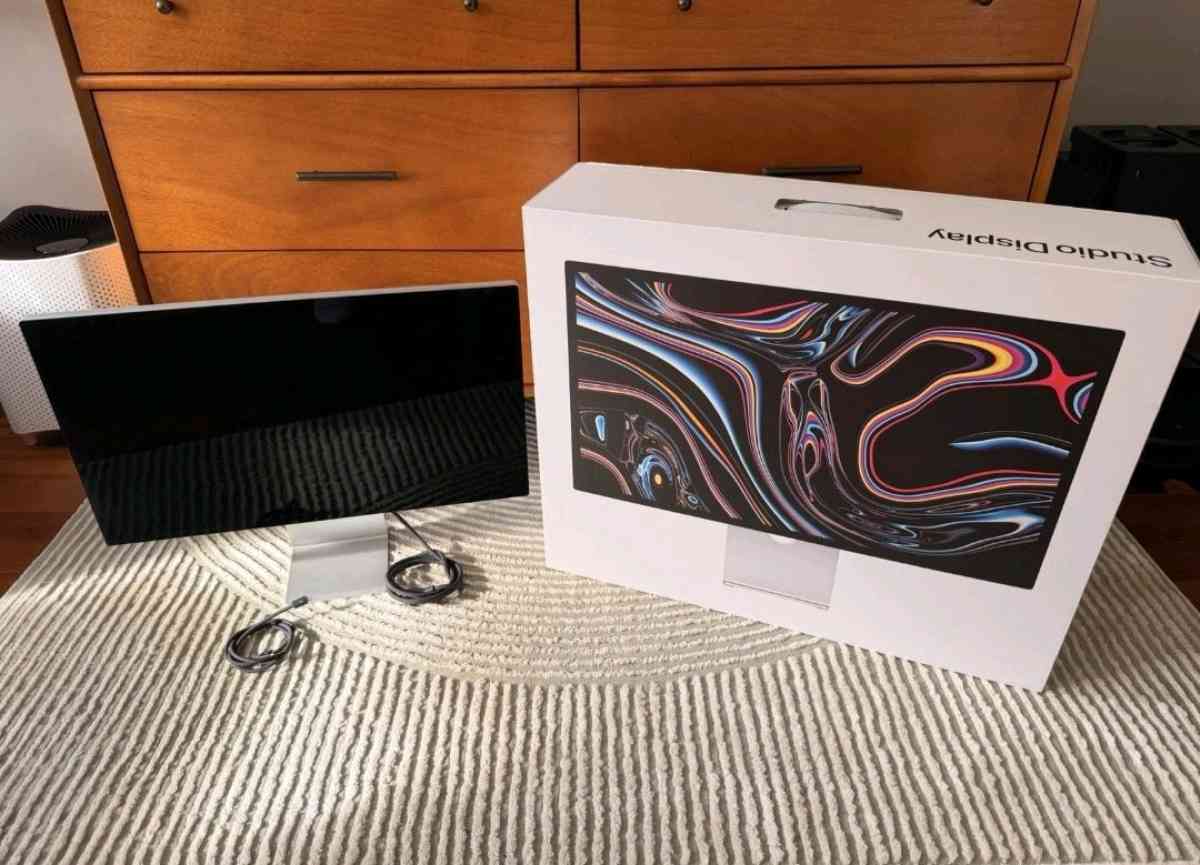 Apple Studio Display 27 with Standard Glass TiltAdjustable S - Denver, Colorado