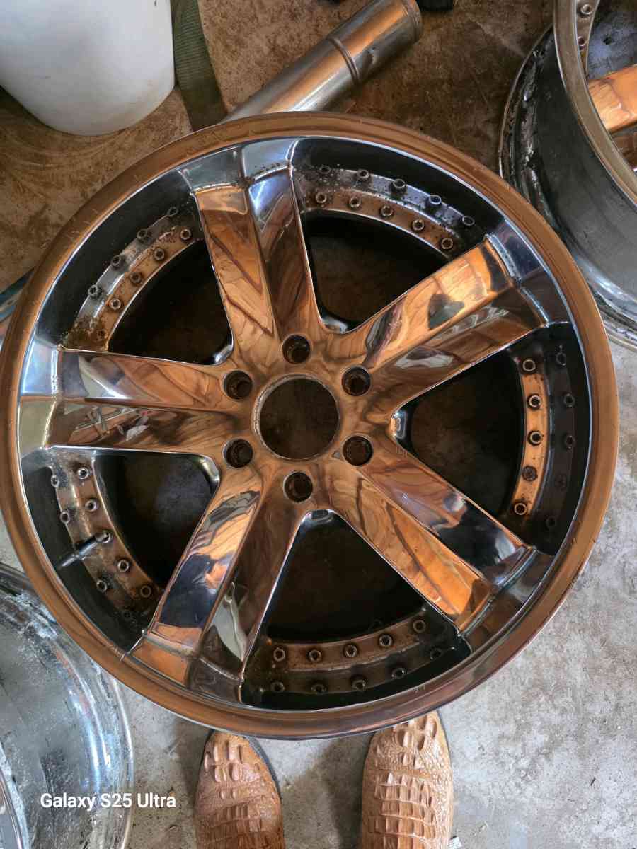 20 in chrome rims 1 of them is a little scraped but working - San Angelo, Texas - FleaMarketBay