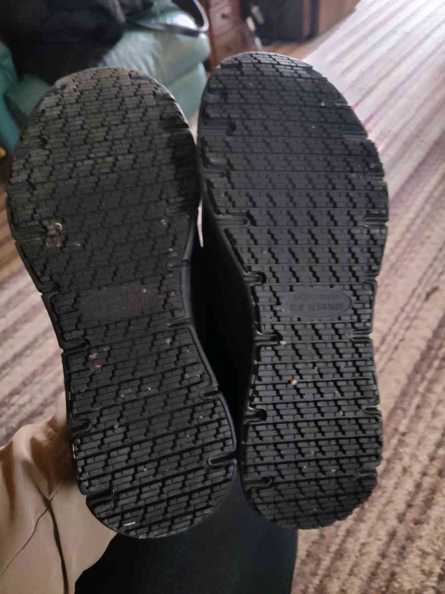 Sketchers Mens Work shoes Non slip Sz 9 - Mogadore, Ohio - FleaMarketBay