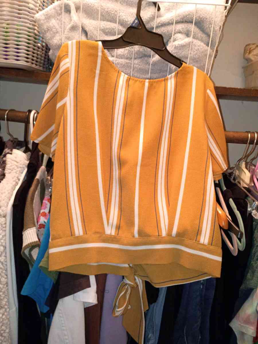 FAIRLY Worn Smaller Womens Cloths - Columbia, Missouri - FleaMarketBay