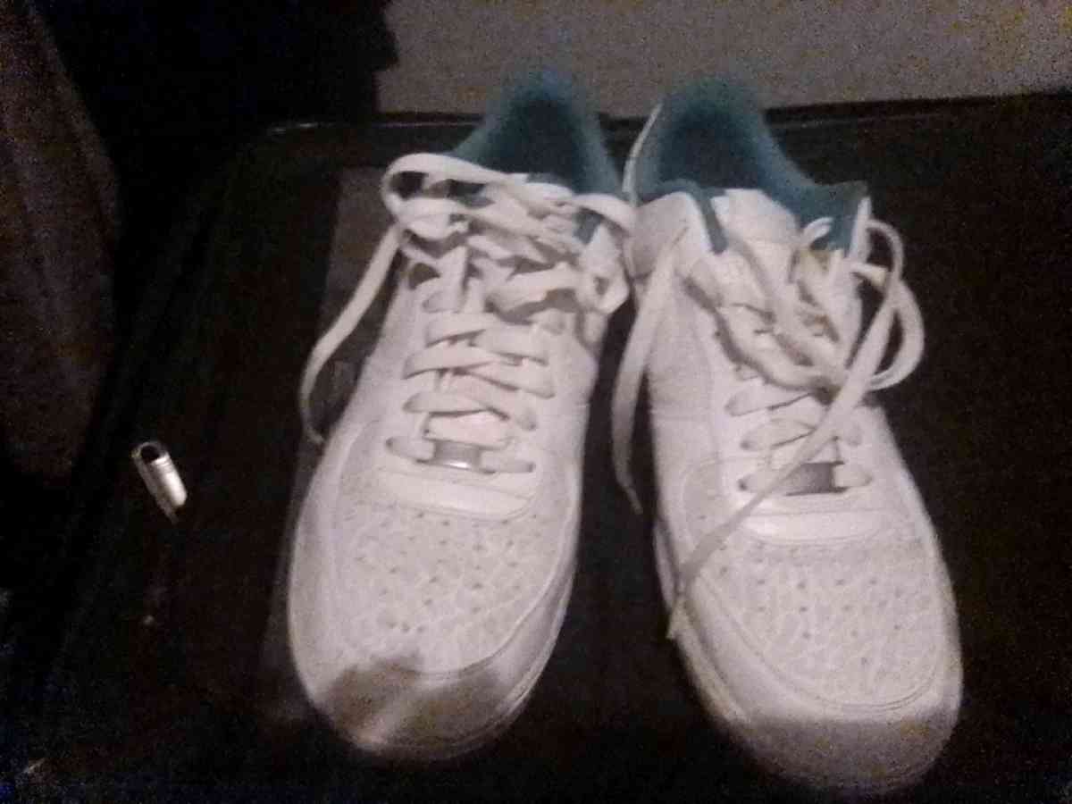 mens Nike tennis shoes size 11 - Benton, Kentucky - FleaMarketBay