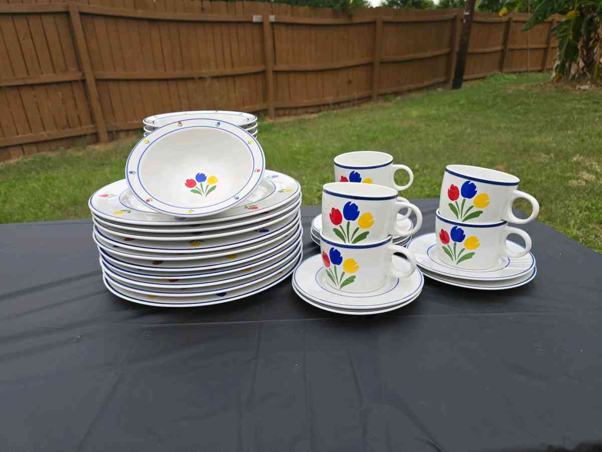 Vintage Tulip Tyme Large Set - Bonifay, Florida - FleaMarketBay