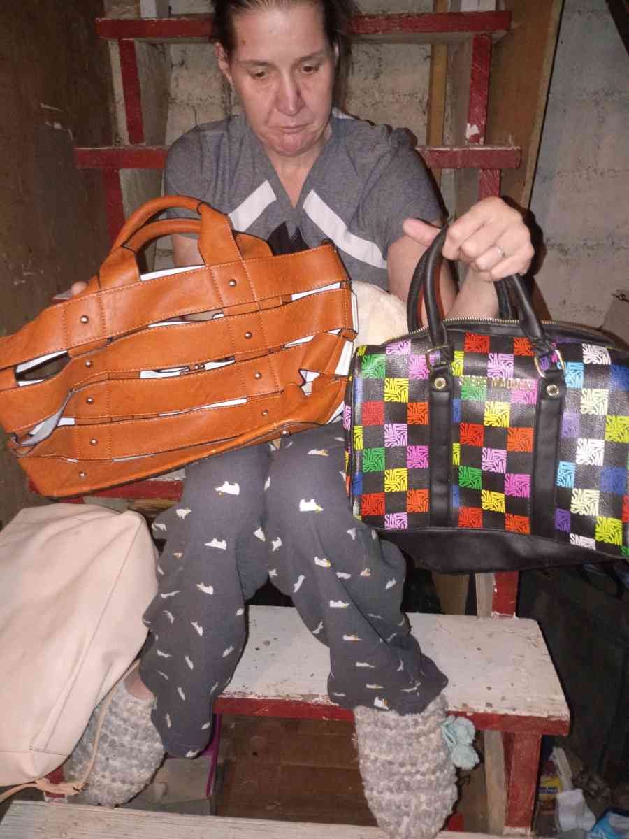 all purses for 5dollars - Agency, Missouri - FleaMarketBay