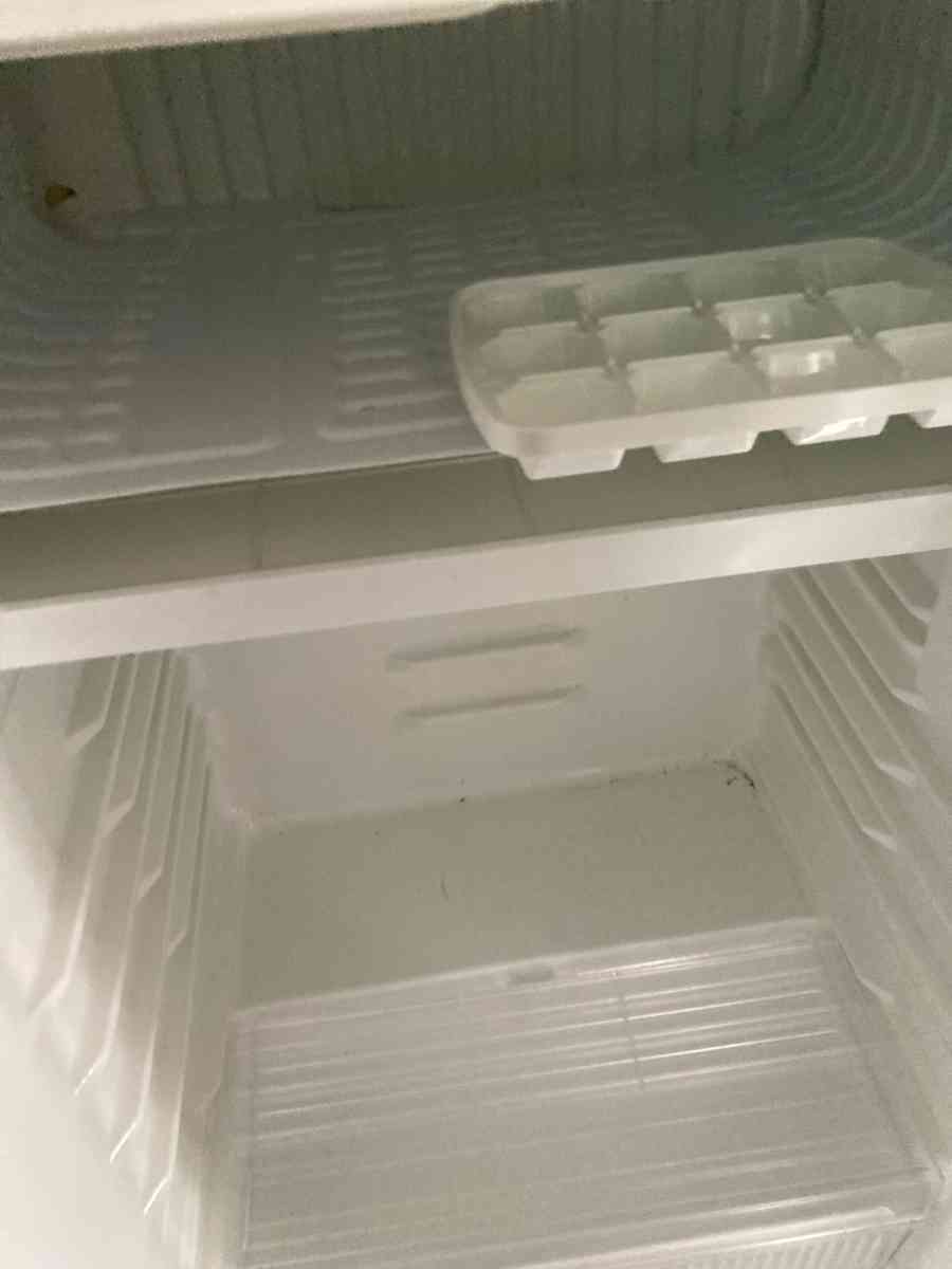 Mini Fridge - Essington, Pennsylvania - FleaMarketBay